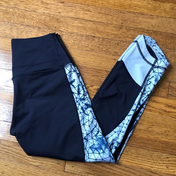 Lululemon navy printed crop leggings size 6 - Picture 2 of 6